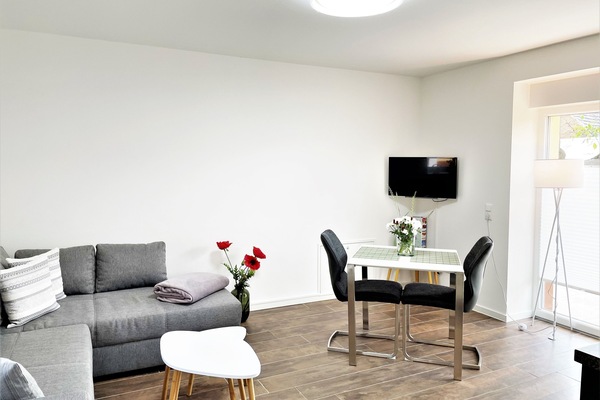 Wohnzimmer mit offener Küche