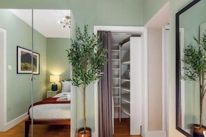 1 bedroom, iron/ironing board, WiFi - Chic Shoreditch Gem | Zone 1 | Workspace+1GB Wi-Fi (Greater London)