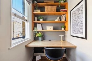 Interior - Chic Shoreditch Gem | Zone 1 | Workspace+1GB Wi-Fi (Greater London)
