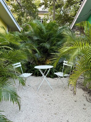 Terrace/patio - Stylish Garden Retreat in Coconut Grove - Green (Coral Gables)