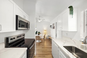 Coffee/tea maker, fridge, microwave, oven - Stylish Garden Retreat in Coconut Grove - Green (Coral Gables)