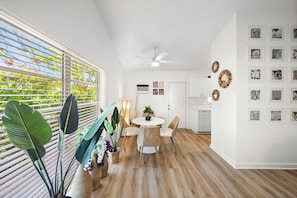 Dining - Stylish Garden Retreat in Coconut Grove - Green (Coral Gables)