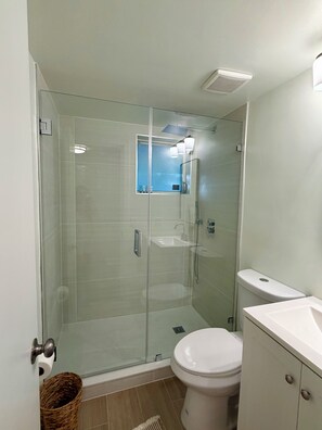 Shower - Stylish Garden Retreat in Coconut Grove - Green (Coral Gables)