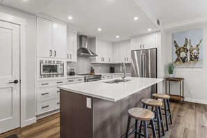 Coffee/tea maker, fridge, microwave, oven - 1BR Canmore Charm. Balcony, Hot Tub Bliss Near DT (Canmore)