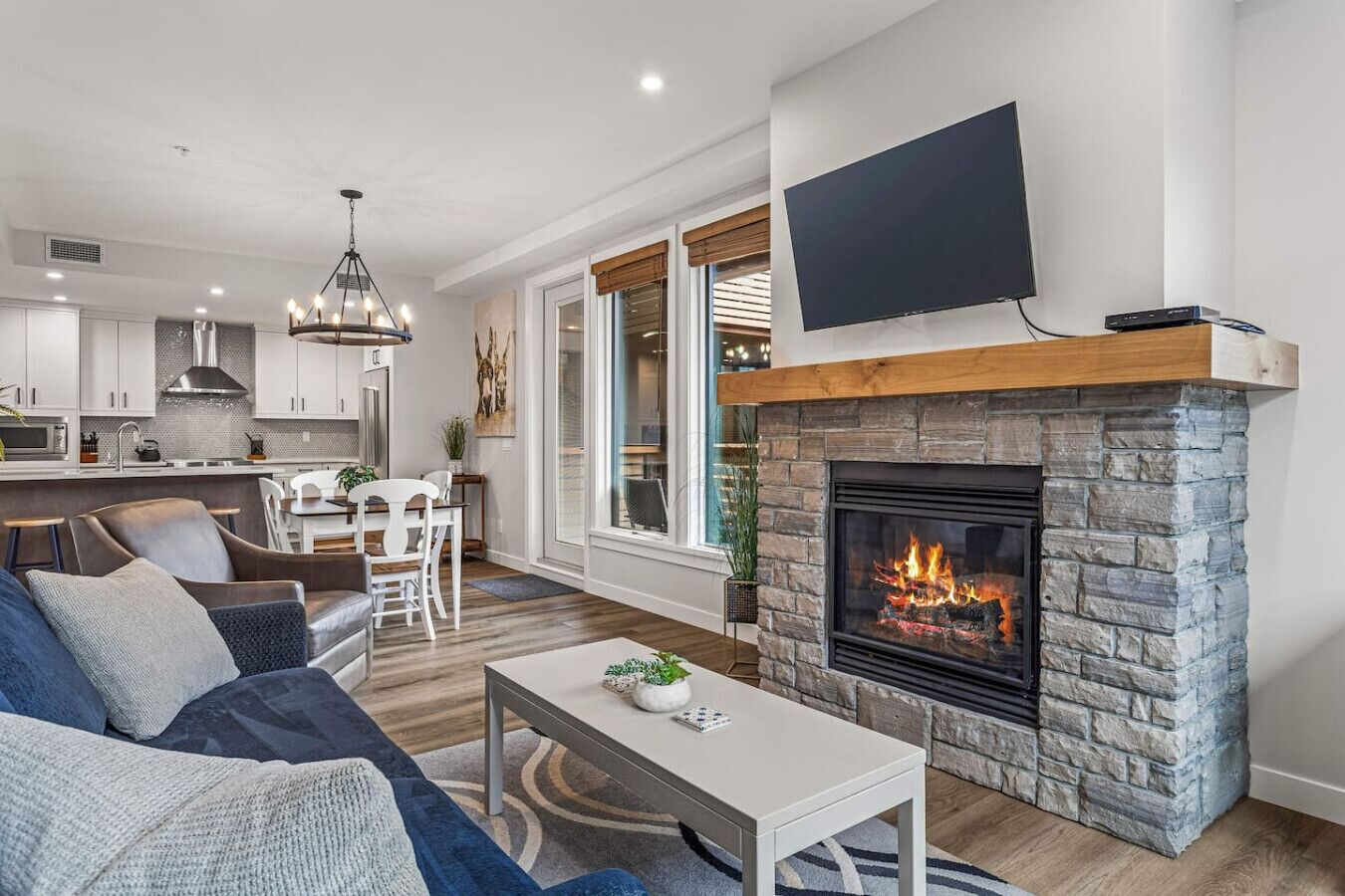 Televisión y chimenea 