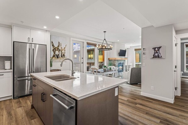 Interior - 1BR Canmore Charm. Balcony, Hot Tub Bliss Near DT (Canmore)
