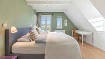 Schreibtisch, BĂŒgeleisen/BĂŒgelbrett, Reisekinderbett, kostenloses WLAN