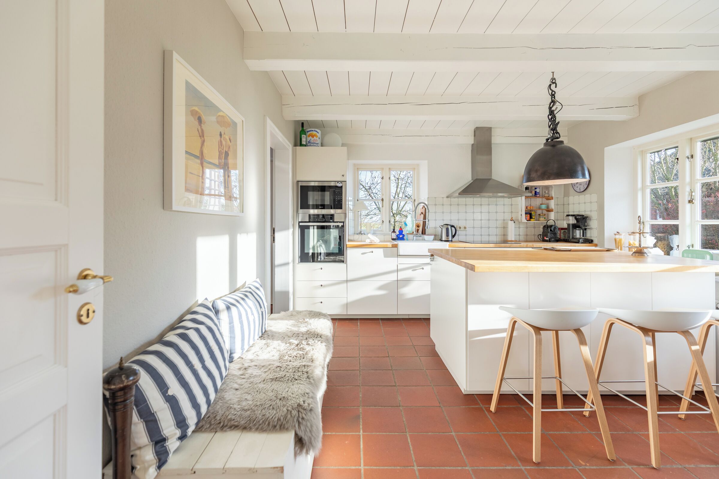 Microondas, parrilla de estufa, lavavajillas y cafetera y tetera 