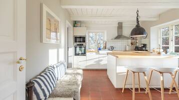 Microondas, parrilla de estufa, lavavajillas y cafetera y tetera