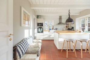 Mikroaaltouuni, liesi, astianpesukone, kahvin-/teenkeitin