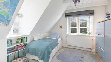 Escrivaninha, ferros/tábuas de passar roupa, berço de viagem