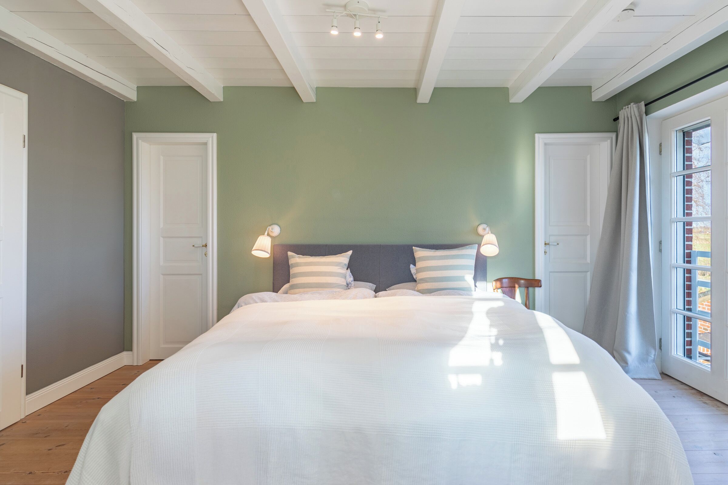 Schreibtisch, Bügeleisen/Bügelbrett, Reisekinderbett, kostenloses WLAN