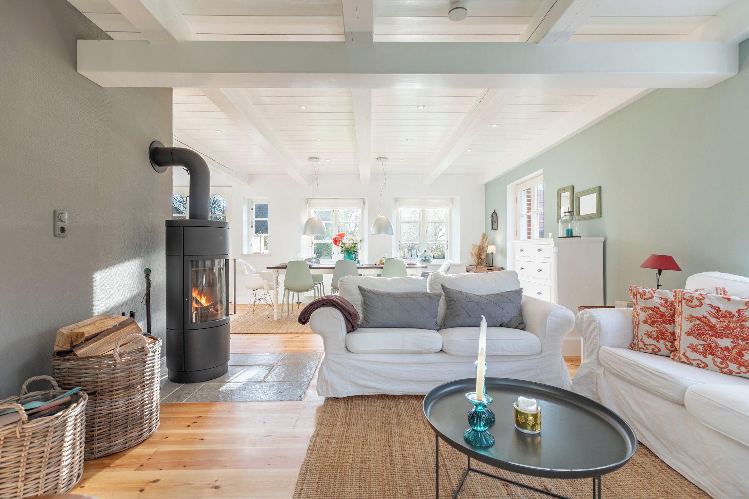 Télévision, cheminée, chaîne hi-fi