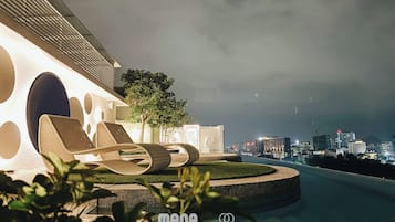 Una piscina al aire libre
