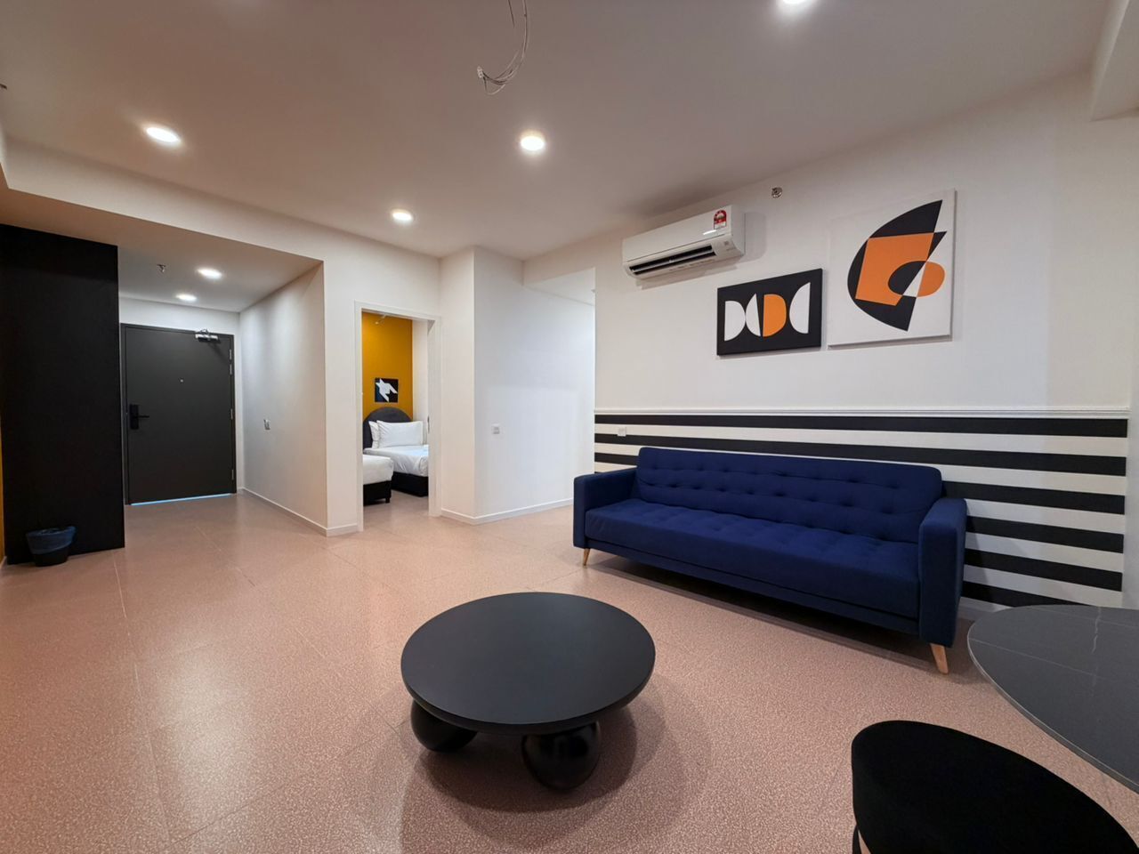 Suite Deluxe | Tabla de planchar con plancha y wifi gratis 