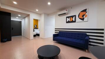 Suite Deluxe | Tabla de planchar con plancha y wifi gratis