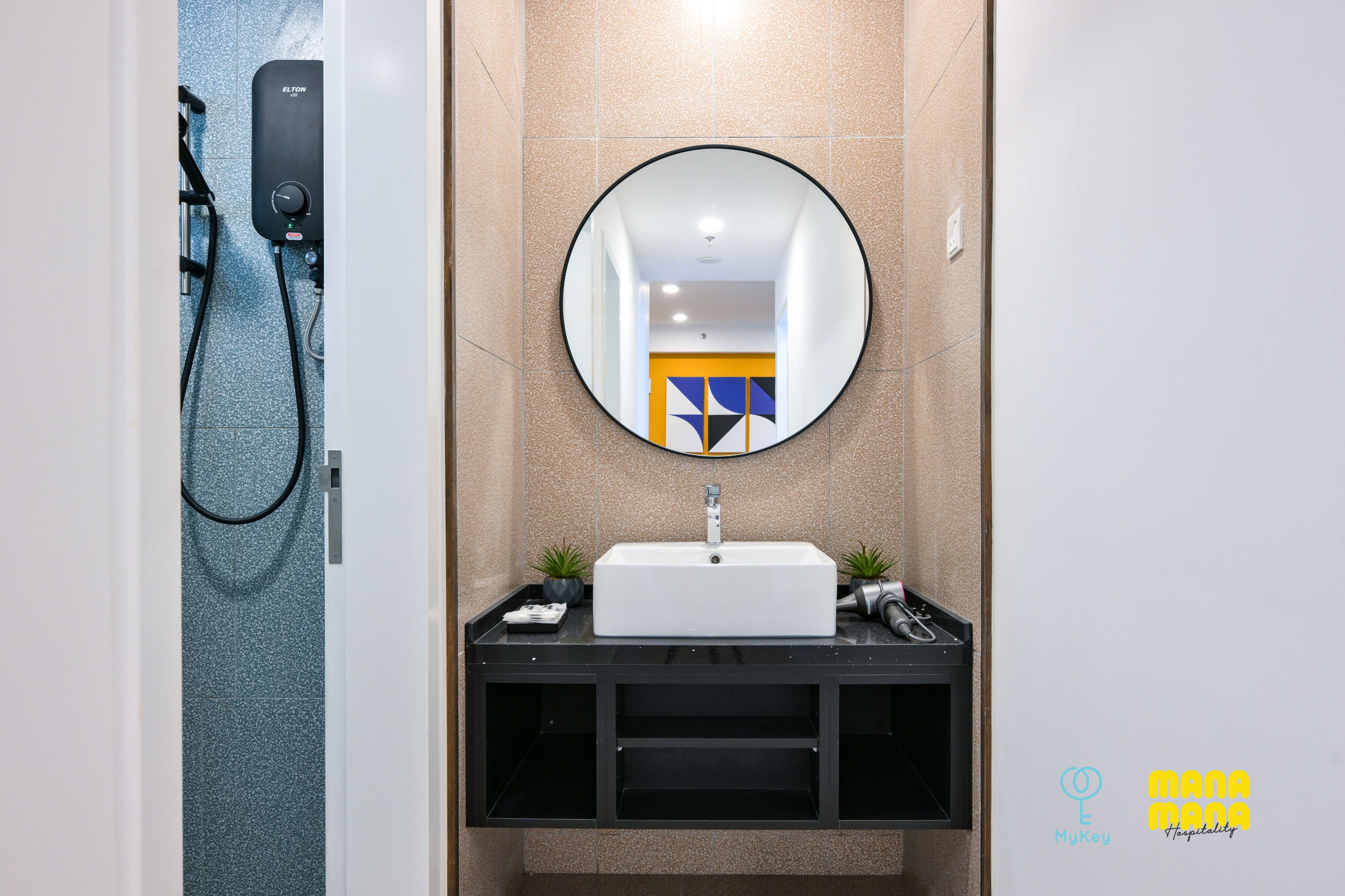 Dutxa, articles de tocador gratuïts, assecador de cabells i tovalloles 