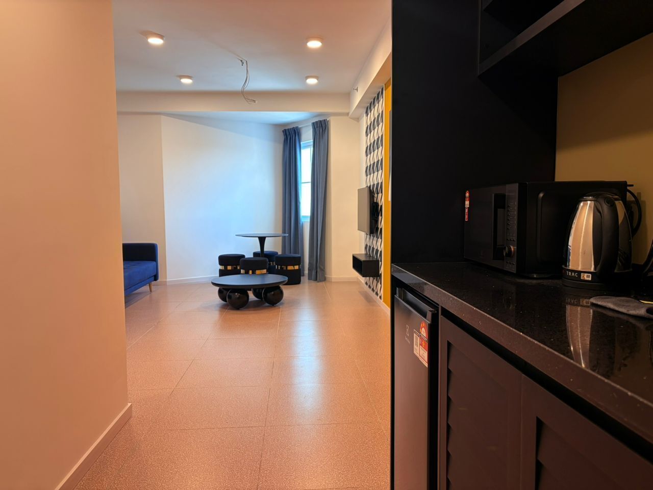 Suite Deluxe | Tabla de planchar con plancha y wifi gratis 