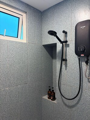 Doccia, set di cortesia gratuito, asciugacapelli, asciugamani