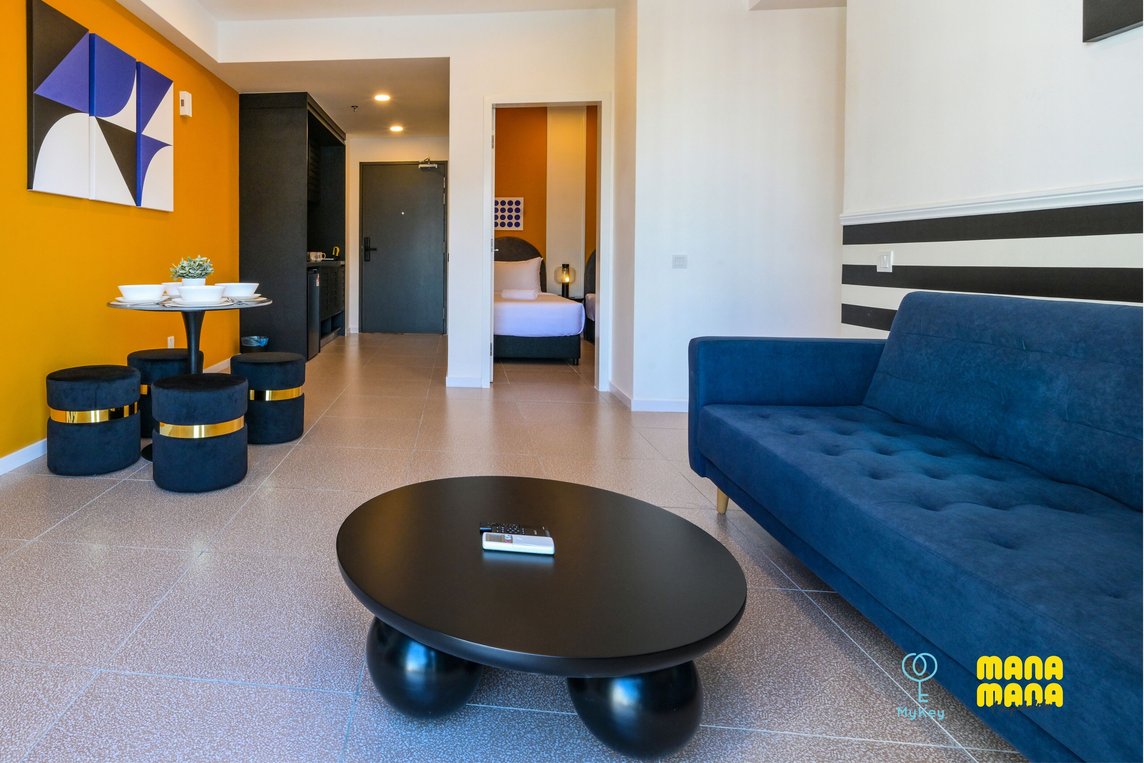 Luxury Suite, Balcony | Living area