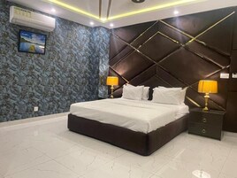 Ropa de cama de alta calidad, colchones Select Comfort y minibar 