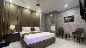 Desk, free WiFi, wheelchair access