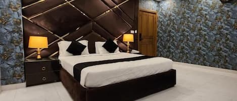 Desk, soundproofing, free WiFi, wheelchair access