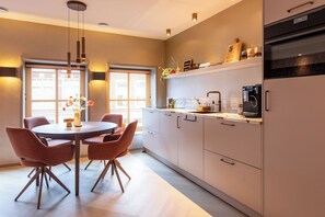 Wasserkocher mit Kaffee-/Teezubehör, Kühlschrank, Mikrowelle, Ofen