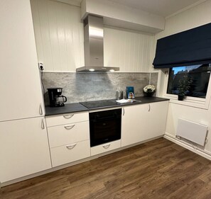 Kühlschrank, Ofen, Herdplatte, Wasserkocher mit Kaffee-/Teezubehör