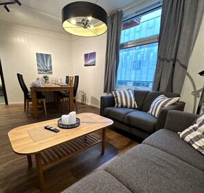 TV, books - New renovated appartment in the city with kitchen and 3 bedrooms - Dorado (Tromsø)