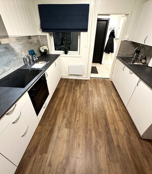 Jääkaappi, uuni, liesi, kahvin-/teenkeitin