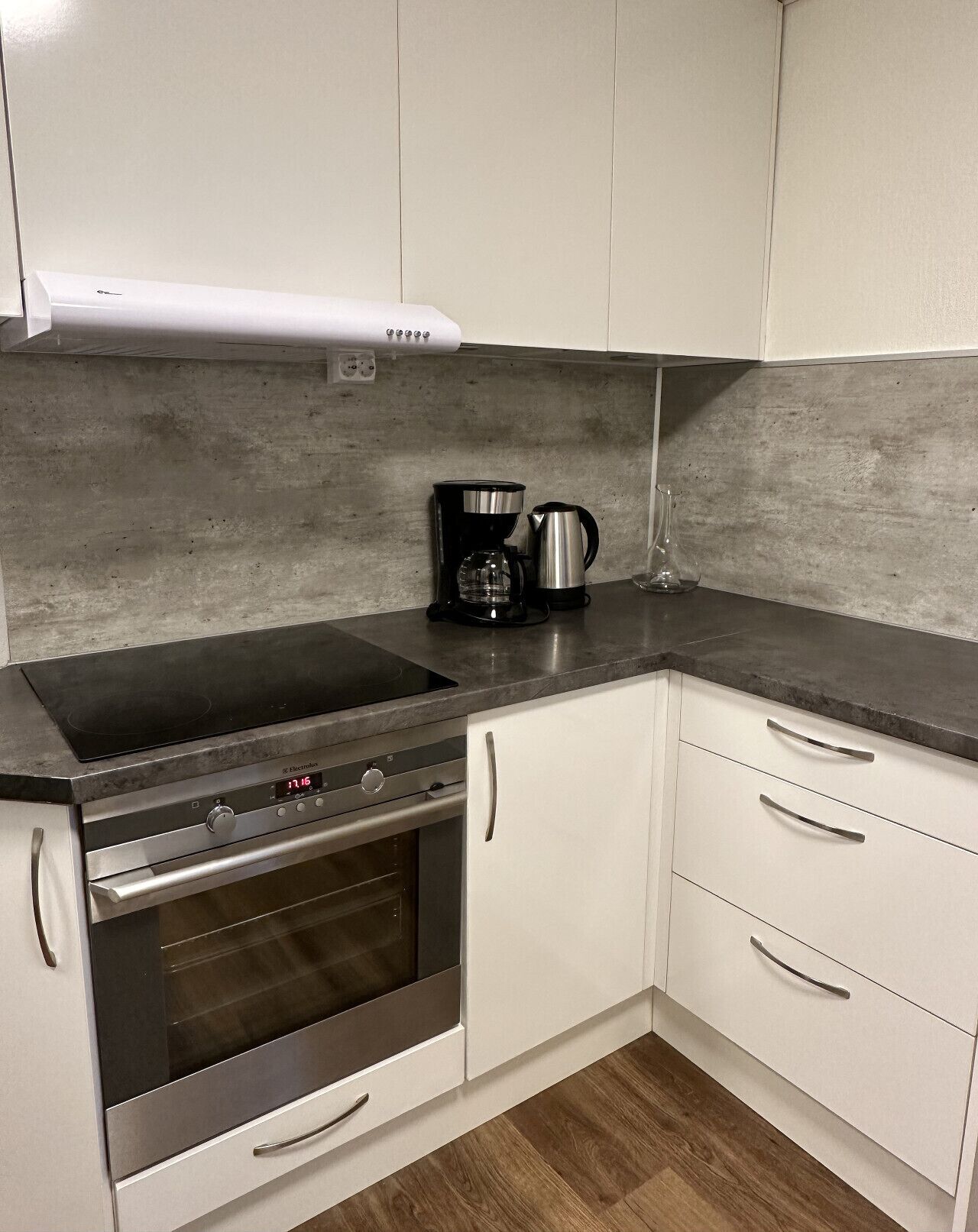 Fridge, oven, stovetop, coffee/tea maker