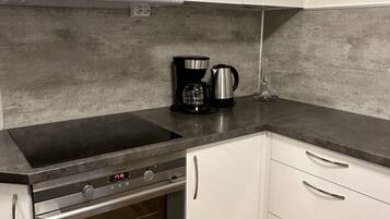 Fridge, oven, stovetop, coffee/tea maker