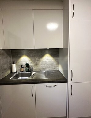 Wasserkocher mit Kaffee-/Teezubehör, Kühlschrank, Ofen, Herdplatte