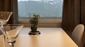 Dining - Sentrumsnær leilighet med 5 soverom - Montis (Tromsø)