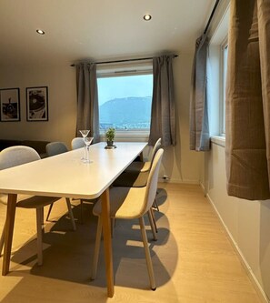 Dining - Sentrumsnær leilighet med 5 soverom - Montis (Tromsø)