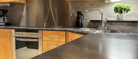 Coffee/tea maker, fridge, microwave, oven