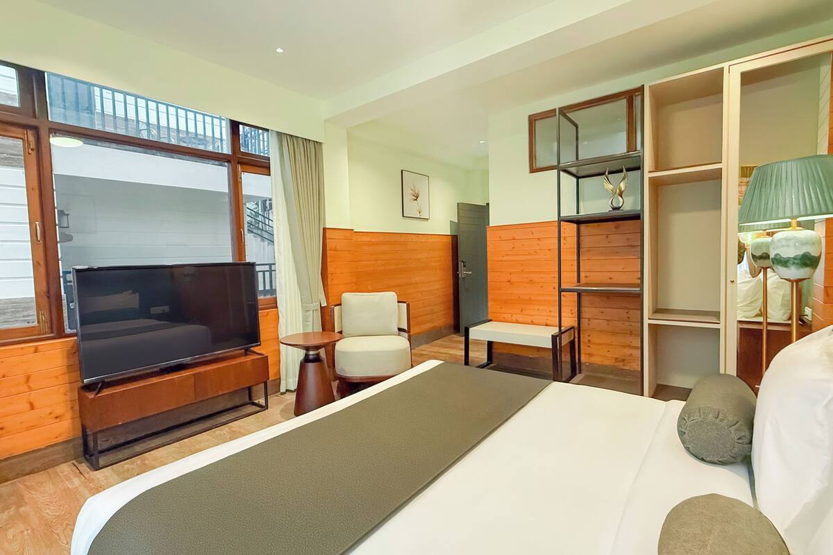 Club-Doppelzimmer, Balkon | Laptopgeeigneter Arbeitsplatz, kostenloses WLAN