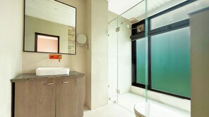 Shower, towels, soap, shampoo - Udaan Yalley Resort & Spa Gangtok (Gangtok)