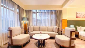 Luxury Room, Balcony, Valley View | Living area