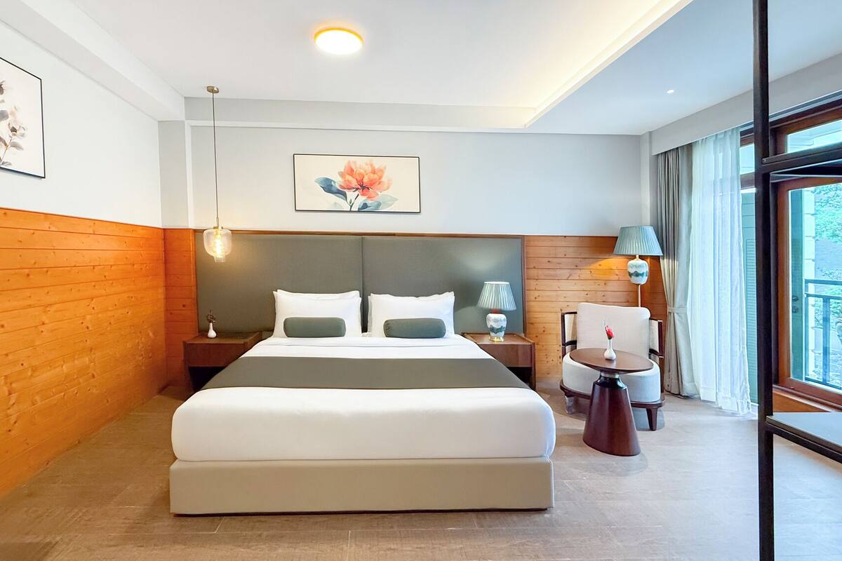 Premium-Doppelzimmer, Balkon, Talblick | Laptopgeeigneter Arbeitsplatz, kostenloses WLAN