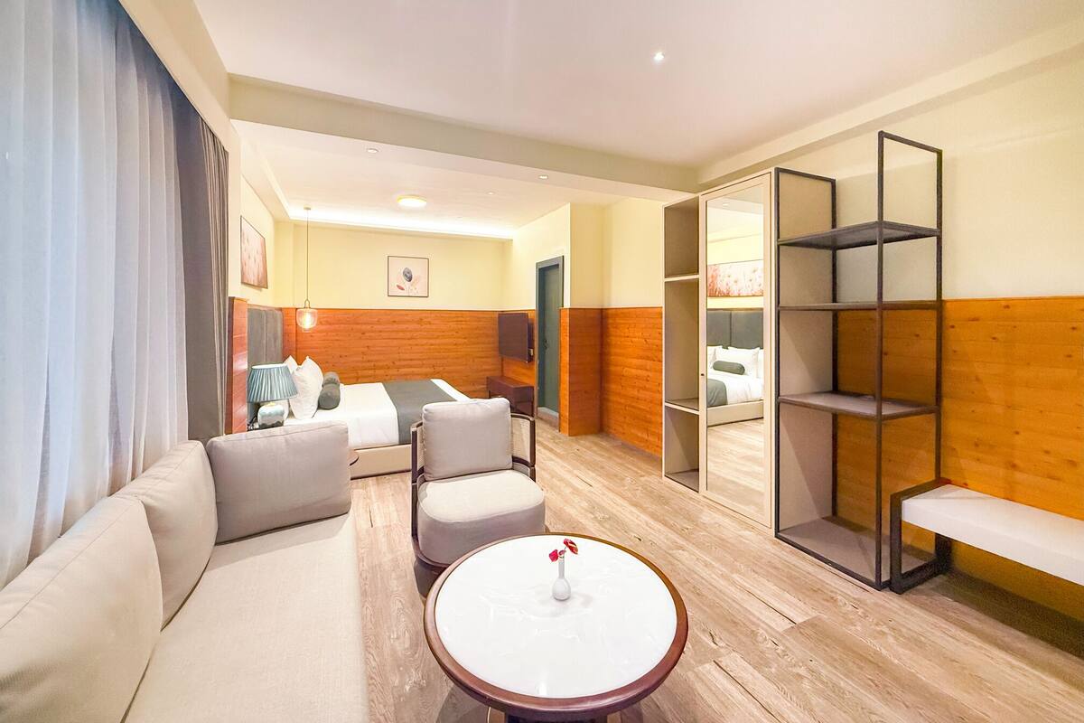 Luxury-Zimmer, Balkon, Talblick | Laptopgeeigneter Arbeitsplatz, kostenloses WLAN