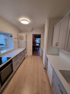 Fridge, microwave, stovetop, dishwasher - Sentrumsnær leilighet med 4 soverom - Aurora (Tromsø)