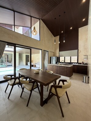 Villa Deluxe, 3 chambres, piscine privée | Cuisine privée | Réfrigérateur, four à micro-ondes, surface de cuisson
