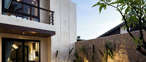 Villa Premium, 3 habitaciones, vista a la alberca | Caja de seguridad en la habitación y escritorio