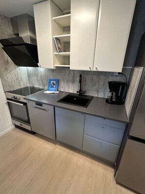 Wasserkocher mit Kaffee-/Teezubehör, Kühlschrank, Mikrowelle, Ofen