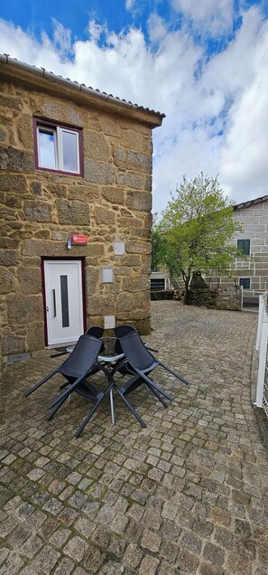 Terrace/patio - Fabulous 2-bedroom House in a Portuguese traditional mountain village (Castro Daire)