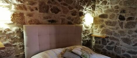 Tabla de planchar con plancha, acceso a internet y ropa de cama