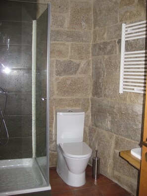 Dusche, Haartrockner, Bidet, Handtücher
