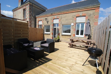 Outdoor dining. Le Logis de Lucie ( 6 people)